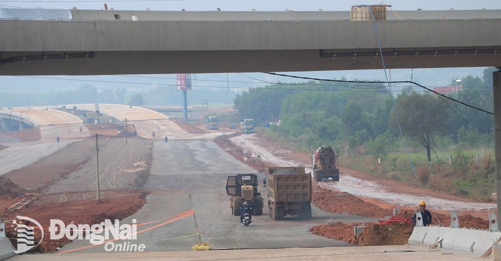 Sân bay và đường vào sân bay Long Thành thi công rầm rộ - hình từ báo Đồng Nai
