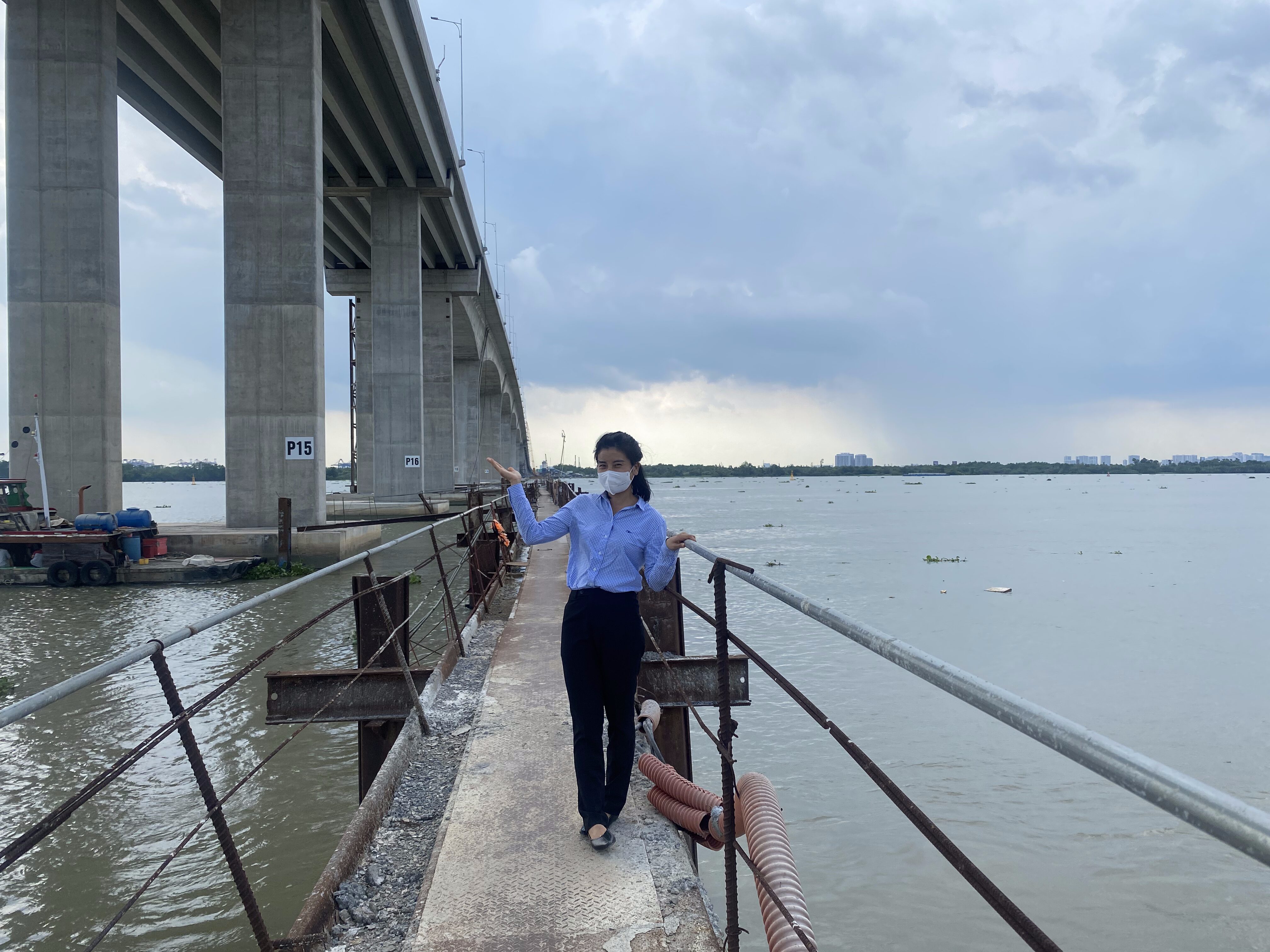 Út đi khám phá thực tế Vành đai 3 vào tháng 5/2025 (Út đang đứng ở Cầu Nhơn Trạch)